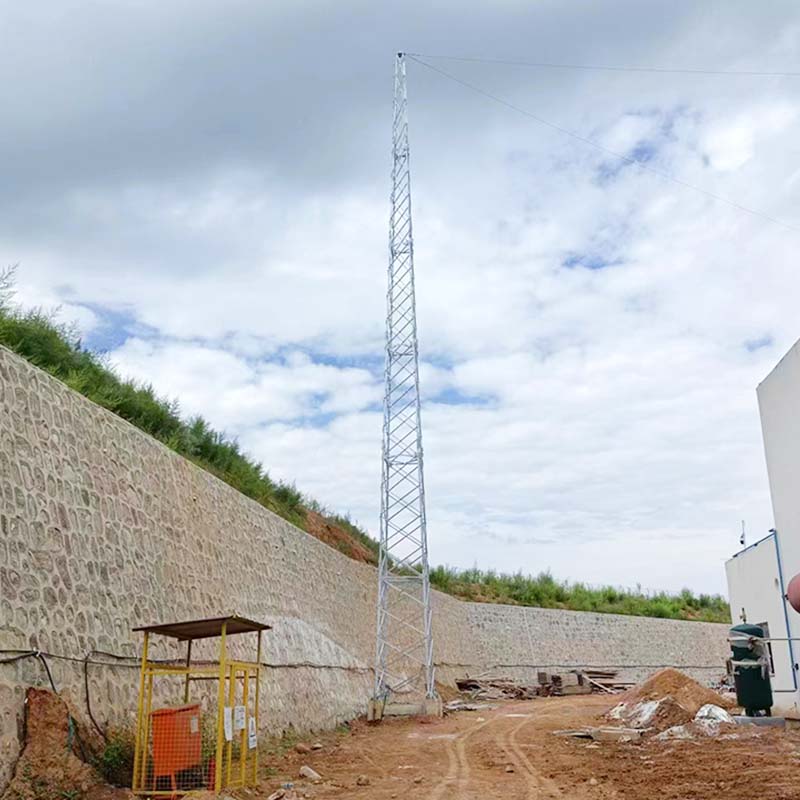 Torre de proteção contra raios com telhado de canto de quatro colunas